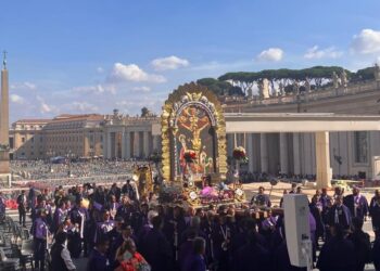 El Señor de los Milagros en la Plaza San Pedro – Roma
